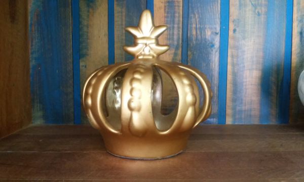 Coroa de porcelana dourada